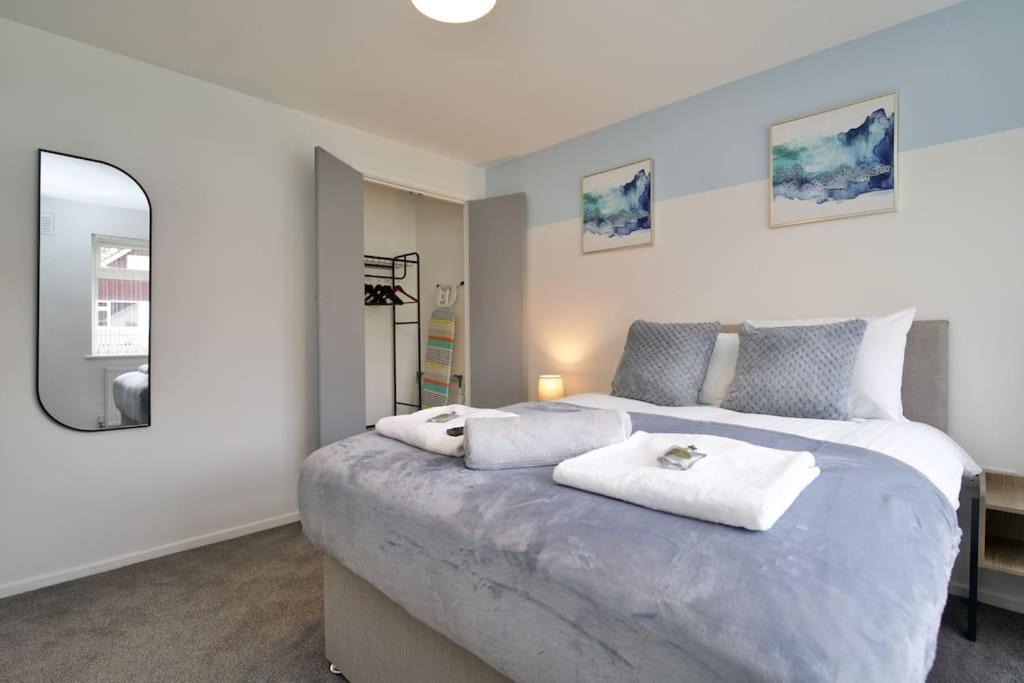 Holiday home Hall Lane House - 4bed Gem Near Hospital With Free Driveway Parking