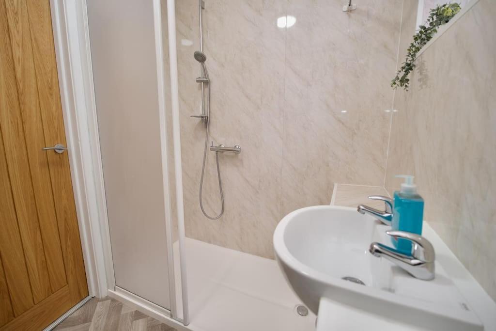 Holiday home Hall Lane House - 4bed Gem Near Hospital With Free Driveway Parking
