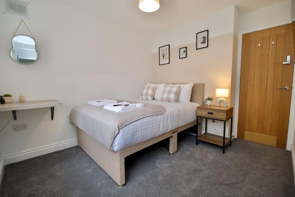 Holiday home Hall Lane House - 4bed Gem Near Hospital With Free Driveway Parking *