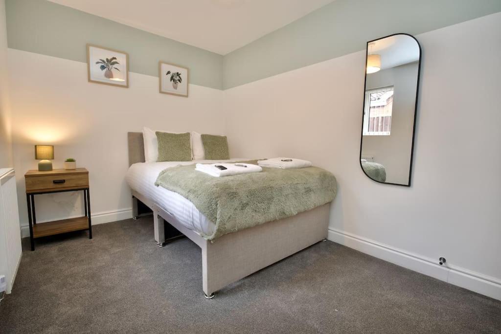 Holiday home Hall Lane House - 4bed Gem Near Hospital With Free Driveway Parking *
