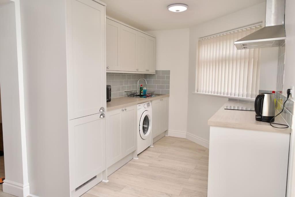 Holiday home Hall Lane House - 4bed Gem Near Hospital With Free Driveway Parking