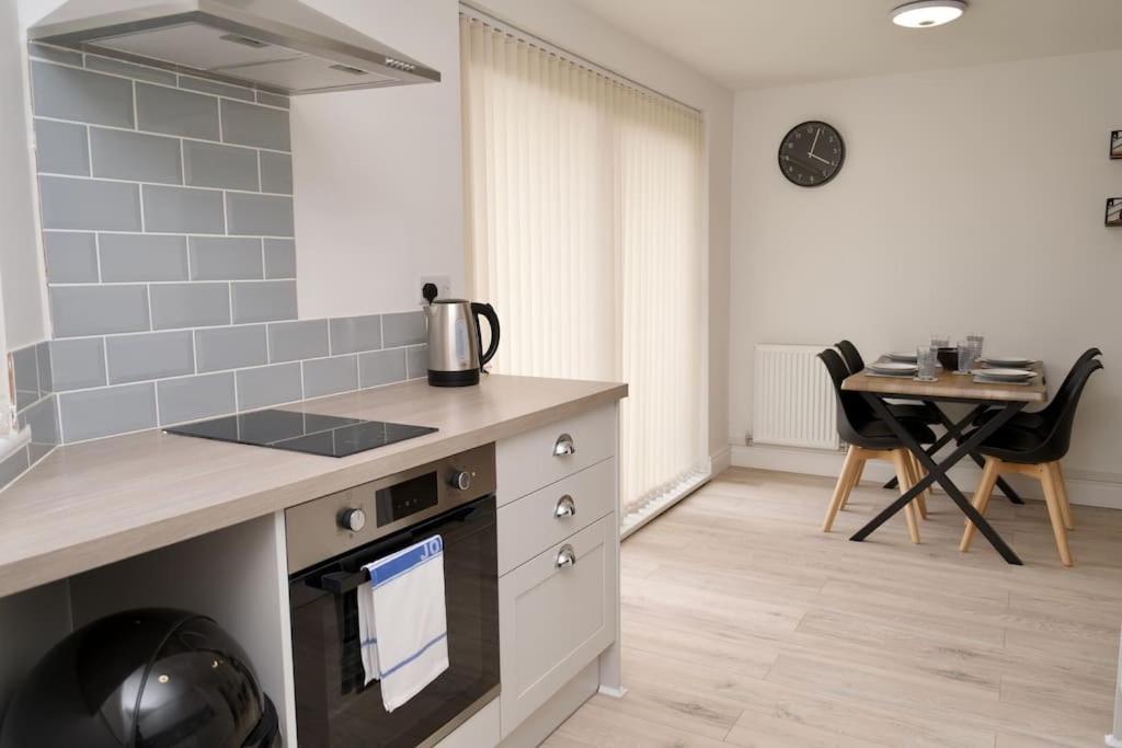 Hall Lane House - 4bed Gem Near Hospital With Free Driveway Parking
