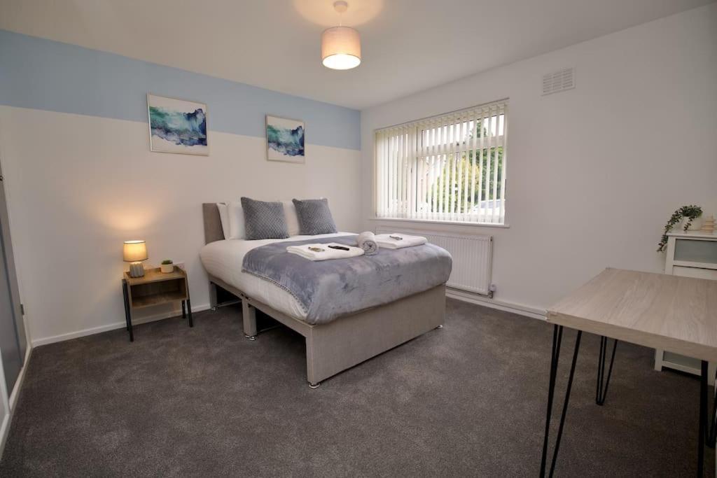 Holiday home Hall Lane House - 4bed Gem Near Hospital With Free Driveway Parking *