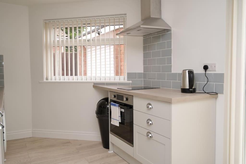 Holiday home Hall Lane House - 4bed Gem Near Hospital With Free Driveway Parking *