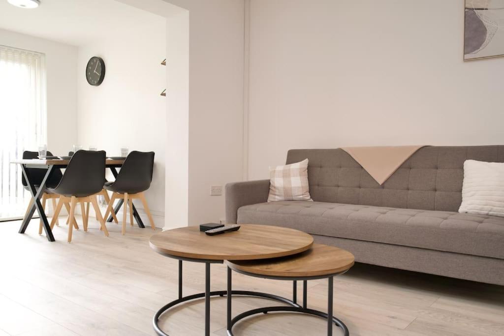 Hall Lane House - 4bed Gem Near Hospital With Free Driveway Parking