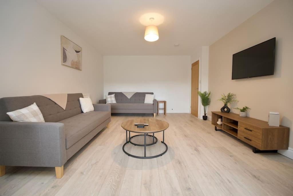 Holiday home Hall Lane House - 4bed Gem Near Hospital With Free Driveway Parking *